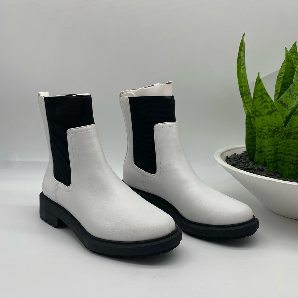 ALFANI Women's Tackoma Lug soles pullover Booties in white faux leather size 6.5